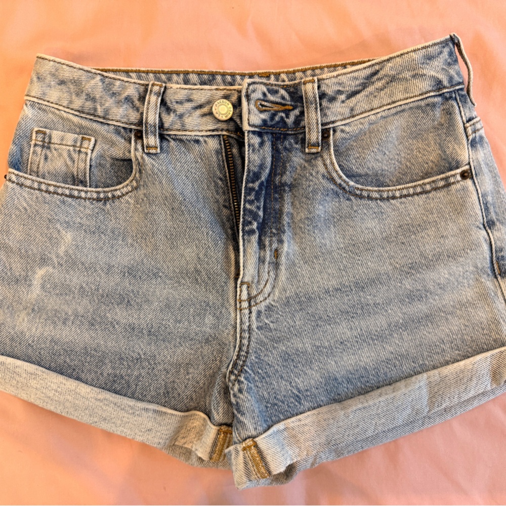 Pacsun Mom Light Wash Denim Shorts - Classic High Waisted Style